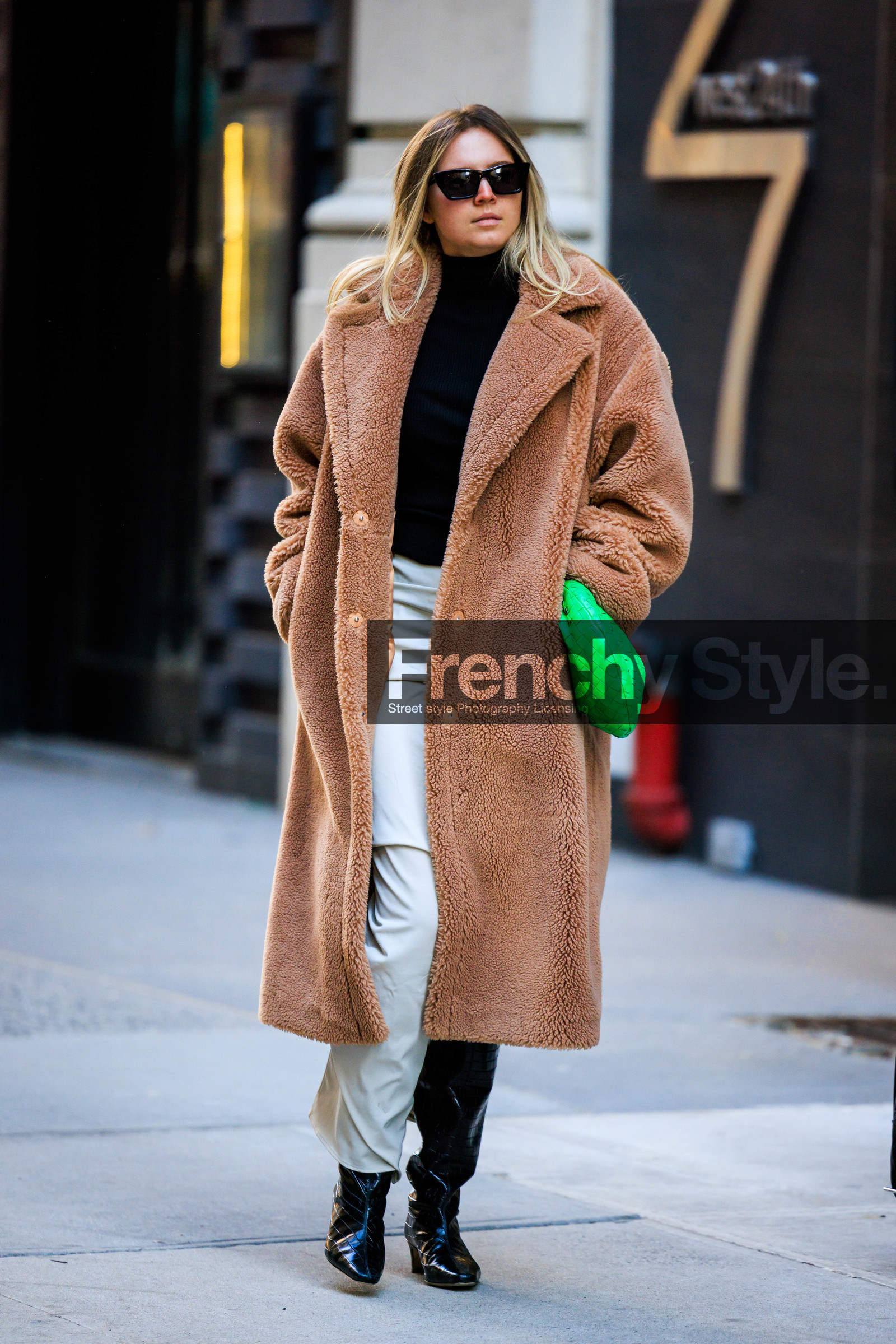 camel coat, furry coat, long furry coat, white pants, pattent boots, black boots, black turtleneck, fluo green bag, green bottega veneta sandals, bottega veneta bag, dark sunglasses, fashion week, frenchystyle, FW, jonathan paciullo, street style, NYFW, NEW YORK, AUTUMN WINTER 2022-2023, FALL WINTER 2022_2023, FW 22-23, vertical, full length