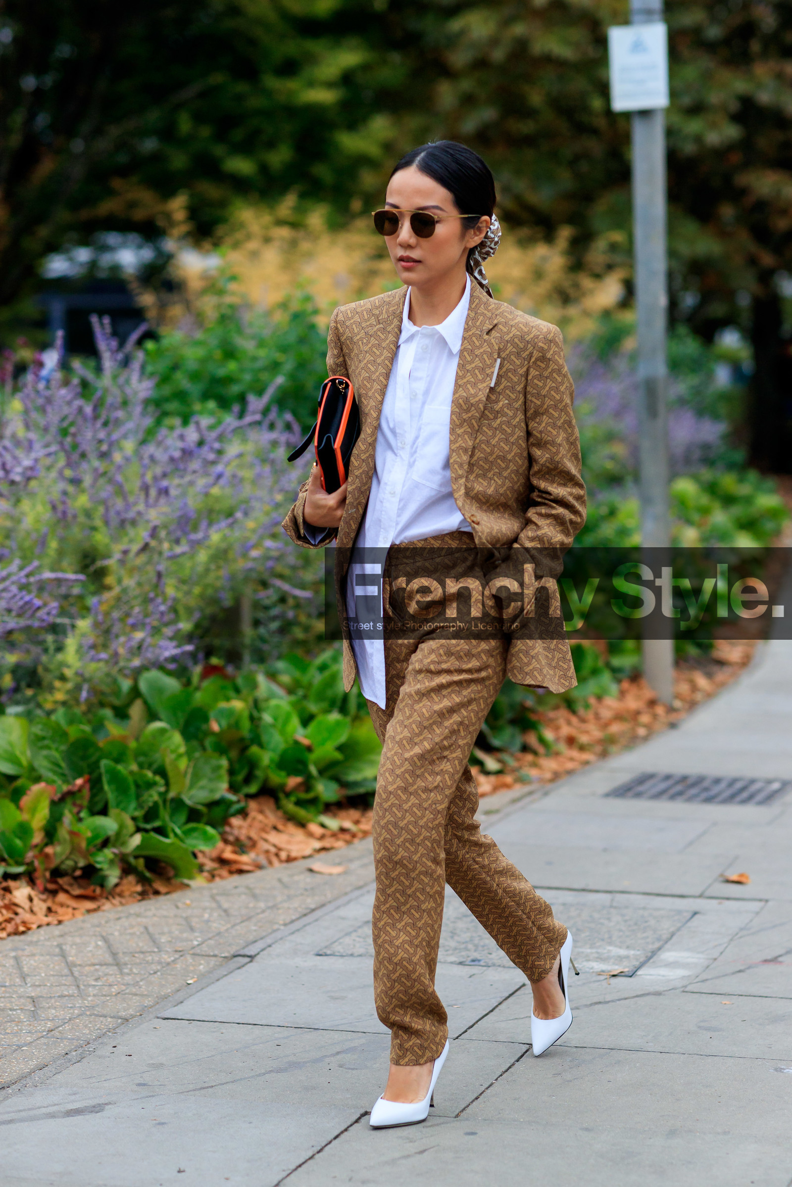yoyo cao, burberry total look, burberry jacket, burberry pants, burberry bag, monogrammed jacket, monogrammed pants, logo all over, white shirt, beige jacket, beige pants, aviator sunglasses, metalic frame sunglasses, long shirt, white leather shoes, sharp end shoes, tailored pants, beige suits, fashion week, frenchystyle, FW, jonathan paciullo, street style, vertical, full length
