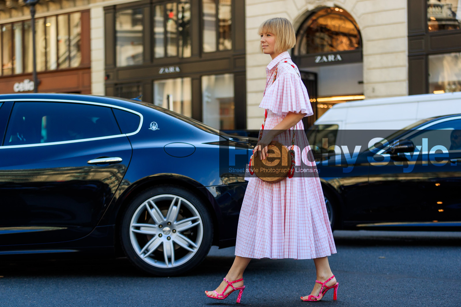 beige bag, graphic dress, high heels, leather bag, leather shoes, pink dress, pink shoes, pleated dress, pleats, printed dress, fashion week, frenchystyle, FW, jonathan paciullo, street style, PFW, PARIS, atmosphere details, horizontal, full length, AUTUMN WINTER 2018-2019, FALL WINTER 2018-2019, FW 18-19, lisa aiken