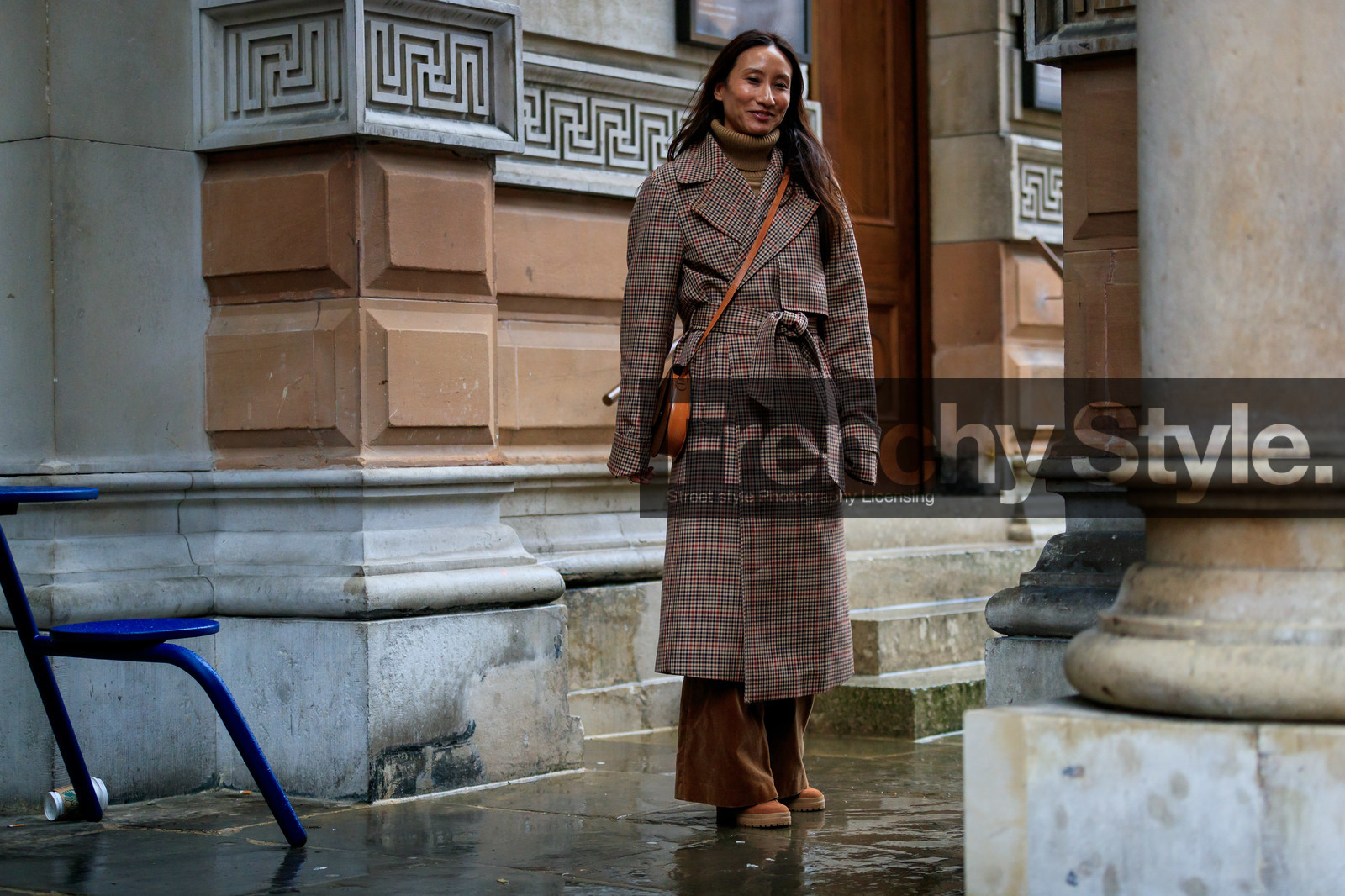 elizabeth von der goltz, camel leather bag, crossbody bag, beige pullover, turtleneck pullover, checked coat, belted coat, red coat, velvet pants, corduroy pants, flare pants, camel pants, fashion week, frenchystyle, FW, jonathan paciullo, street style, LFW, LONDON, AUTUMN WINTER 2020-2021, FALL WINTER 2020-2021, FW 20-21, horizontal, atmosphere details, full length