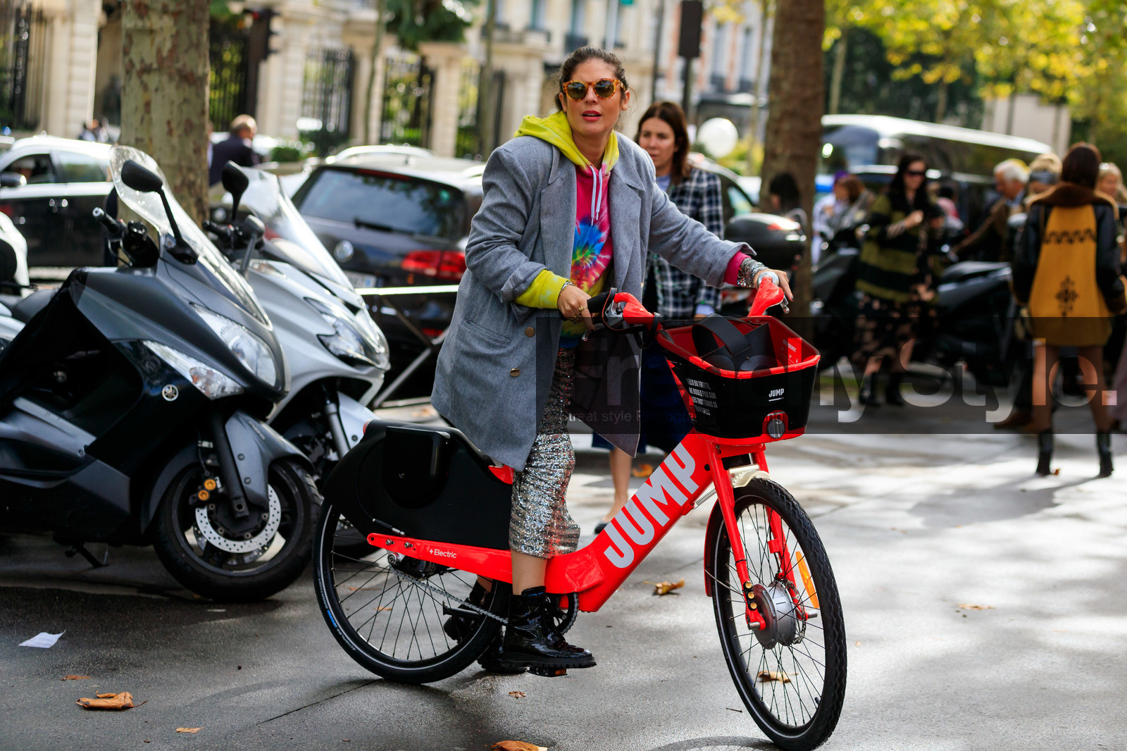 sofia guellaty, scale sunglasses, light grey jacket, tie and dye hoodie, tie and dye sweatshirt, yellow hoodie, yellow sweatshirt, pink hoodie, pink sweatshirt, striped skirt, silvered skirt, metalic skirt, prada boots, laced boots, flat boots, black polish boots, PARIS, PFW, SPRING SUMMER 2020, SS 20, fashion week, frenchystyle, FW, jonathan paciullo, street style, horizontal, atmosphere details, full length