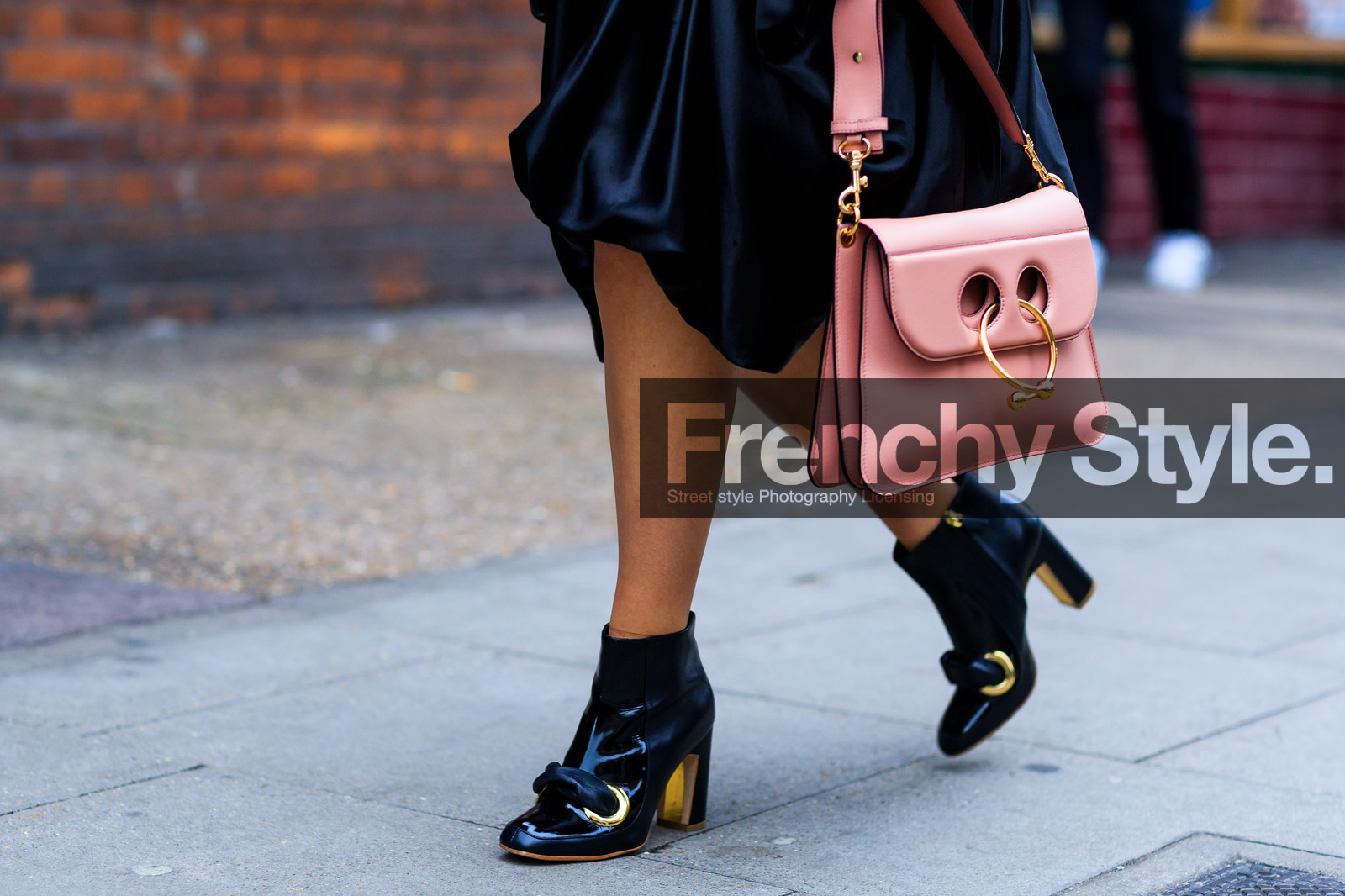 atmosphere details, black boots, black shoes, detail, fashion week, frenchystyle, FW, high heels, horizontal, jonathan paciullo, jw anderson, leather bag, leather shoes, LFW, LONDON, pink bag, SPRING SUMMER 2018, SS 18, street style