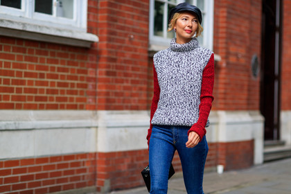 atmosphere details, beret, black hat, blue denim, denim pants, detail, fashion week, frenchystyle, FW, grey sweater, horizontal, jeans, jonathan paciullo, leather bag, LFW, LONDON, roberta benteler, SPRING SUMMER 2018, SS 18, street style, trousers
