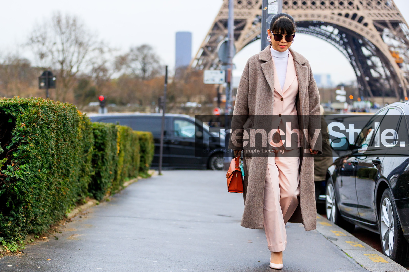 atmosphere details, AUTUMN WINTER 2017-2018, AW 17-18, beige coat, blazer, brown bag, FALL WINTER 2017-2018, fashion week, frenchystyle, full length, FW, FW 17-18, horizontal, jonathan paciullo, leaf greener, leather bag, leather shoes, nude shoes, PARIS, PFW, pink jacket, pink pants, pink suit, street style, sunglasses, trousers