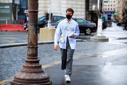 JS roques, logo printed shirt, light blue shirt, striped shirt, dior bag, dior pants, dior shirt, dior shoes, dior total look, grey pants, monogrammed sneakers, monogrammed shoes, white leather bag, crossbody bag, animal skin bag, covid face mask, fashion week, frenchystyle, FW, jonathan paciullo, street style, PFW, PARIS, SPRING SUMMER 2021, SS 21, horizontal, atmosphere details, full length