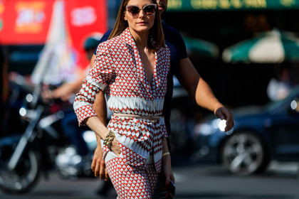 bracelet, golden jewelry, graphic jacket, graphic pants, graphic suit, leather belt, pink belt, printed jacket, printed pants, printed suit, red jacket, red pants, red suit, sunglasses, trousers, fashion week, frenchystyle, FW, jonathan paciullo, street style, PFW, PARIS, atmosphere details, horizontal, detail, AUTUMN WINTER 2018-2019, FALL WINTER 2018-2019, FW 18-19, olivia palermo