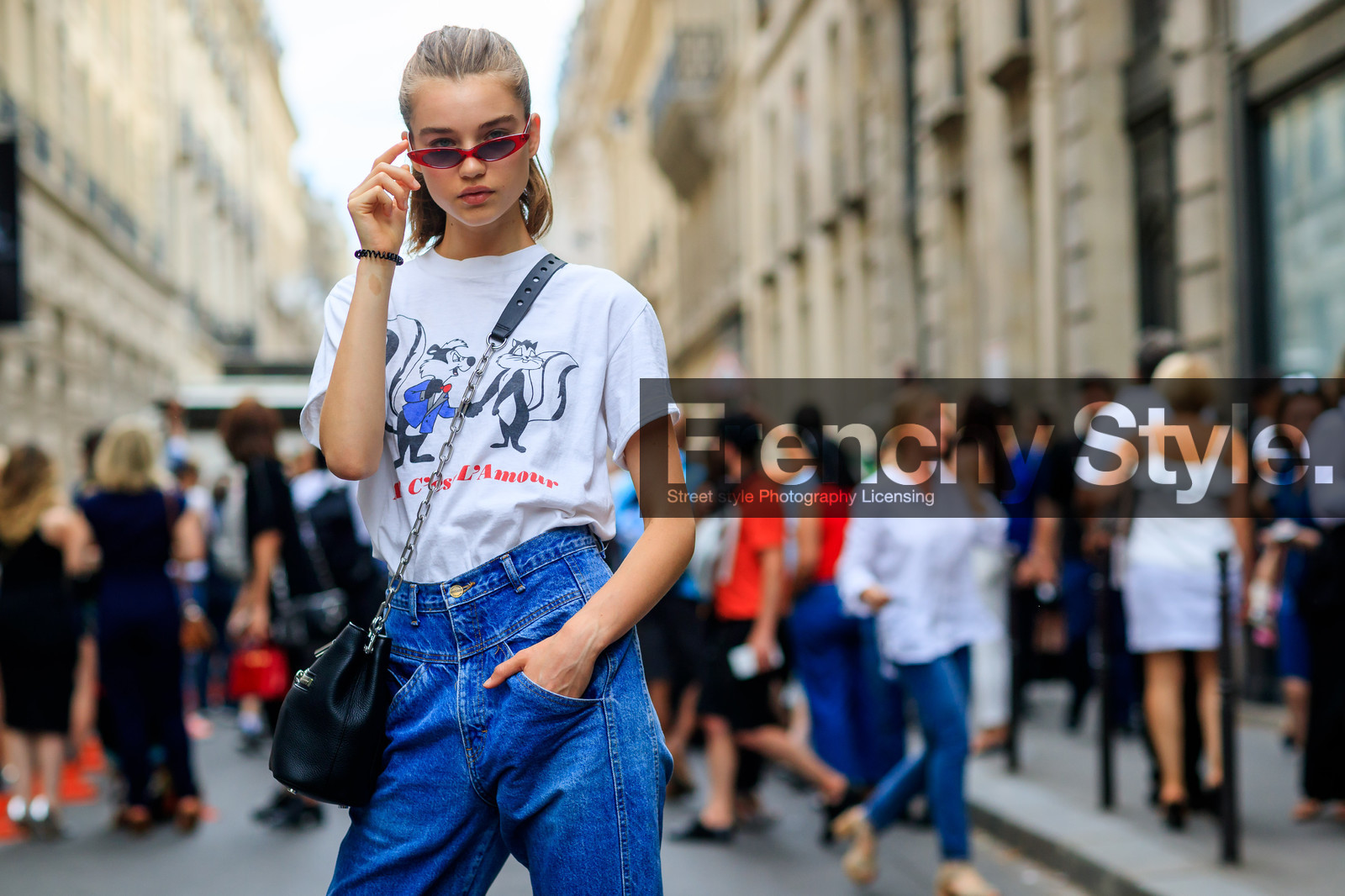 black bag, blue denim, denim pants, jeans, leather bag, printed t shirt, sunglasses, trousers, white t shirt, fashion week, frenchystyle, FW, jonathan paciullo, street style, PFW, PARIS, horizontal, atmosphere details, detail, model, AUTUMN WINTER 2018-2019, FALL WINTER 2018-2019, FW 18-19