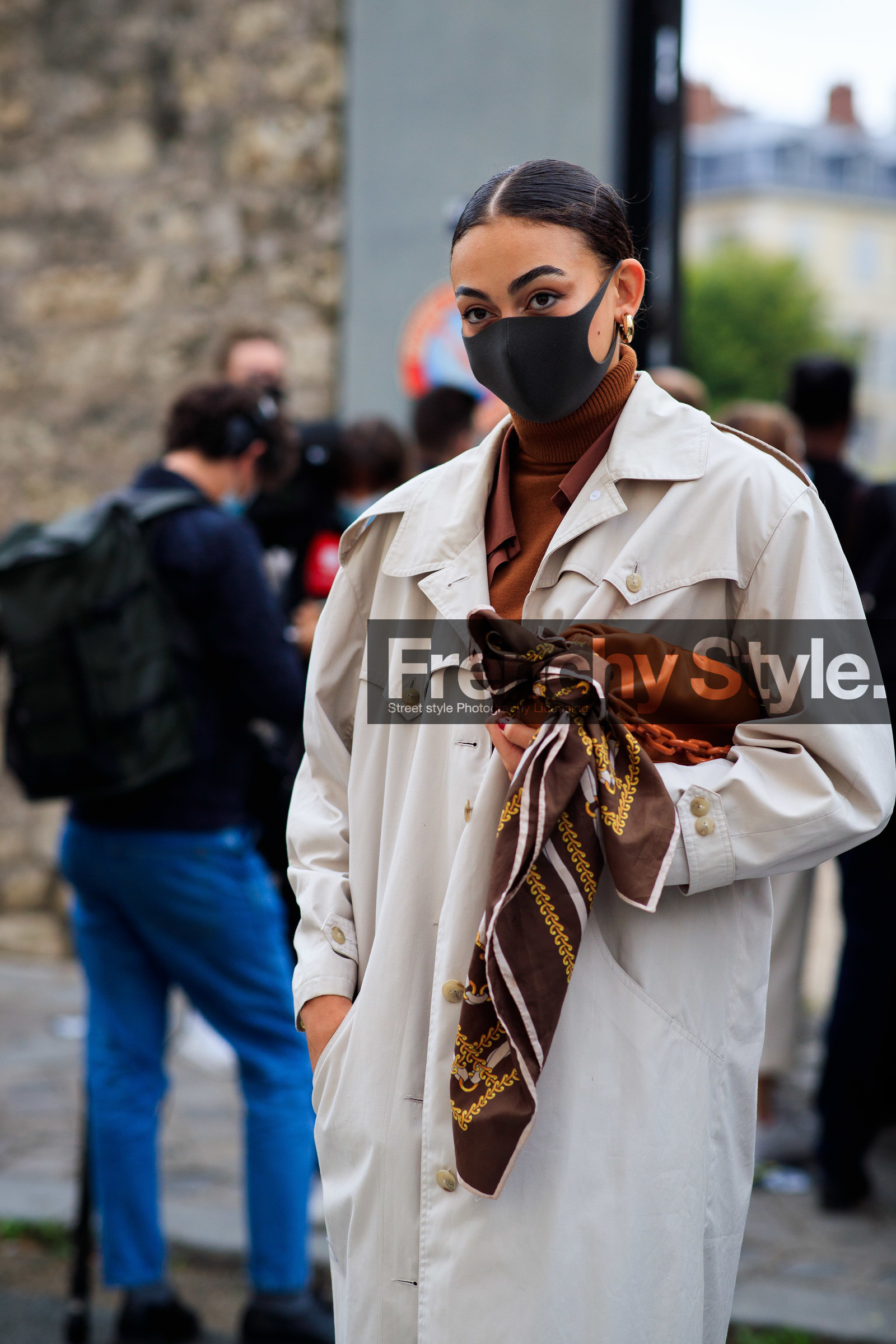 white trench coat, camel pullover, turtleneck pullover, silk shirt, beige leather sandals, brown scarf, chain printed scarf, golden earrings, hoop earrings, covid face mask, fashion week, frenchystyle, FW, jonathan paciullo, street style, PFW, PARIS, SPRING SUMMER 2021, SS 21, vertical, atmosphere details, detail