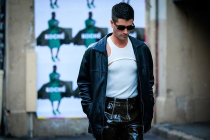 white tanktop, black sunglasses, black jacket, leather jacket, pattent pants, black trousers, fashion week, frenchystyle, FW, jonathan paciullo, street style, AUTUMN WINTER 2022-2023, FALL WINTER 2022_2023, FW 22-23, PFW, PARIS, horizontal, atmosphere details, detail