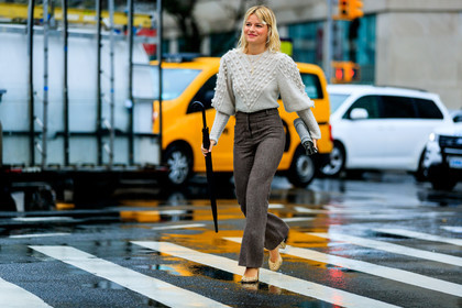 beige shoes, beige sweater, brown pants, leather shoes, sabina socol, trousers, street style, jonathan paciullo, FW, frenchystyle, fashion week, NYFW, NEW YORK, SPRING SUMMER 2019, SS 19, atmosphere details, horizontal, full length