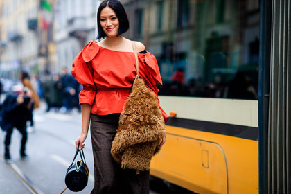 atmosphere details, AUTUMN WINTER 2017-2018, AW 17-18, black bag, brown fur, brown pants, detail, FALL WINTER 2017-2018, fashion week, frenchystyle, FW, FW 17-18, horizontal, jonathan paciullo, leather bag, loewe, MFW, MILAN, red top, street style, Tiffany Hsu, trousers