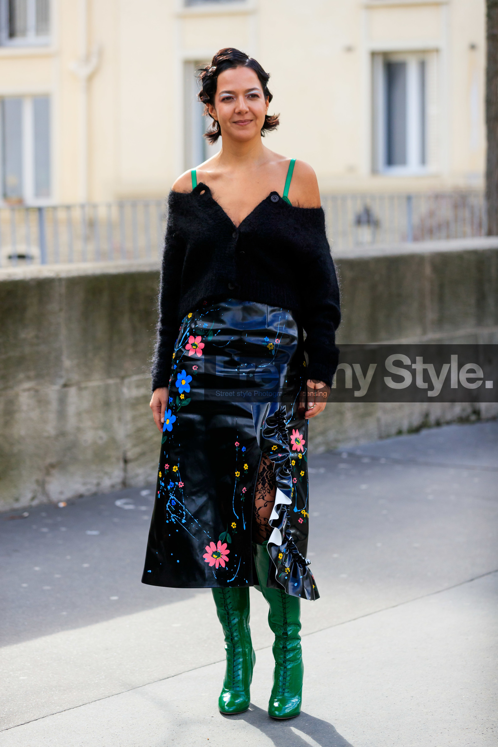 green leather boots, green polish boots, polish boots, laced boots, high boots, high heels boots, black tights, black vinyl skirt, black cardigan, mohair cardigan, half shoulder cardigan, mid long skirt, split skirt, floral printed skirt, multicolor skirt, pink skirt, blue skirt, ruffle skirt, elie saab look, elie saab shoes, elie saab skirt, glitter make up, fashion week, frenchystyle, FW, jonathan paciullo, street style, PFW, PARIS, vertical, full length