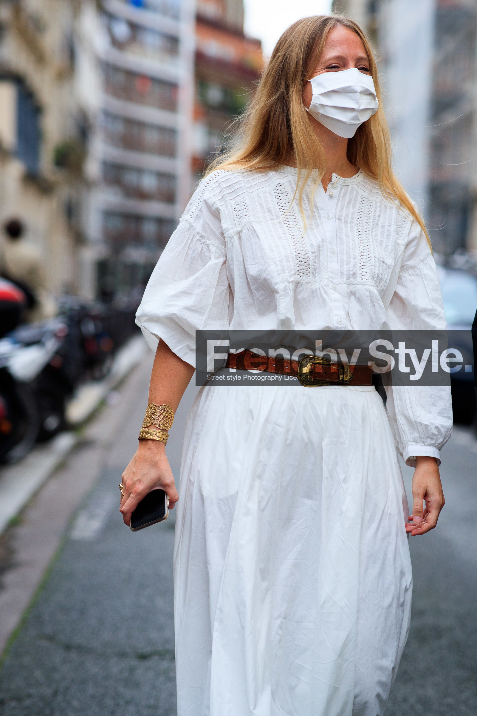 jennifer neyt, white dress, long dress, long sleeves dress, belted dress, camel leather belt, cowboy belt, lace dress, golden bracelet, aurelie bidermann bracelet, big bracelet, big bangle, covid face mask, fashion week, frenchystyle, FW, jonathan paciullo, street style, PFW, PARIS, SPRING SUMMER 2021, SS 21, vertical, atmosphere details, detail