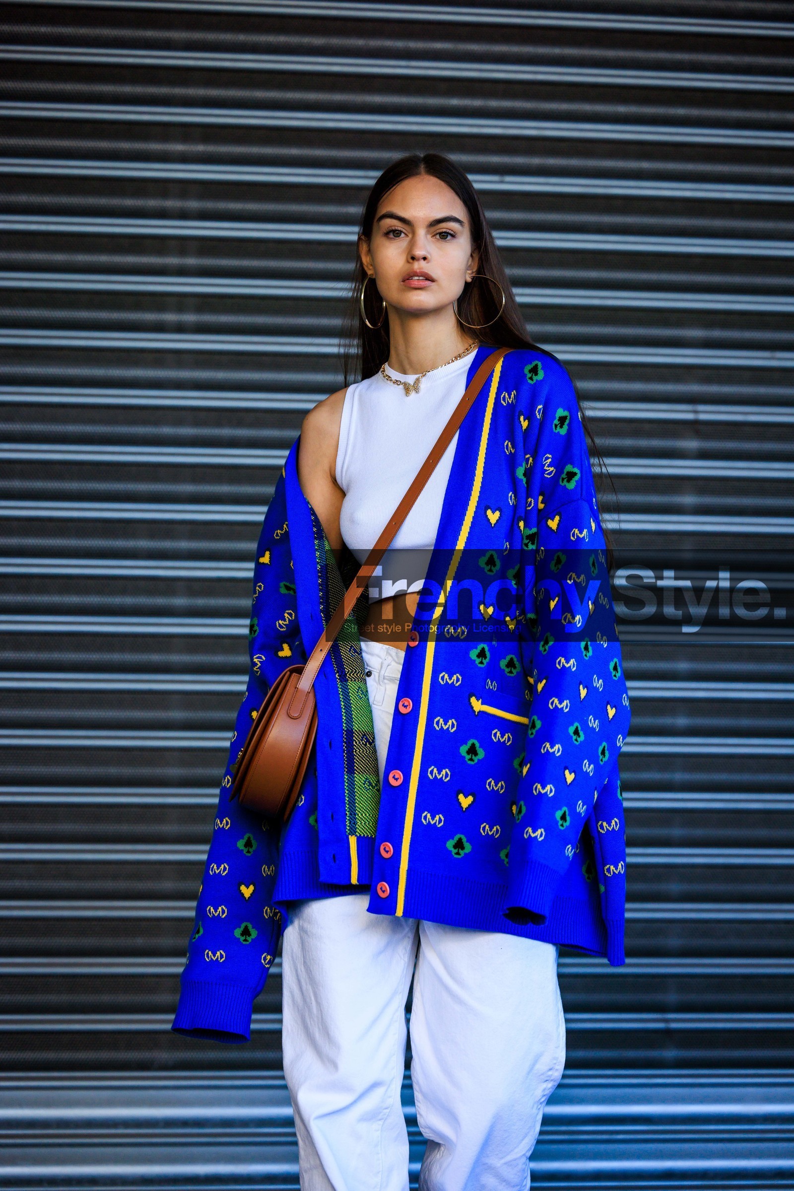 blue cardigan, long cardigan, knitted cardigan, tank top, white top, big loop earrings, blue, butterfly necklace, white trousers, white pants, printed cardigan, crossbody bag, brown crossbody, leather bag, fashion week, frenchystyle, FW, jonathan paciullo, street style, vertical, atmosphere details, detail