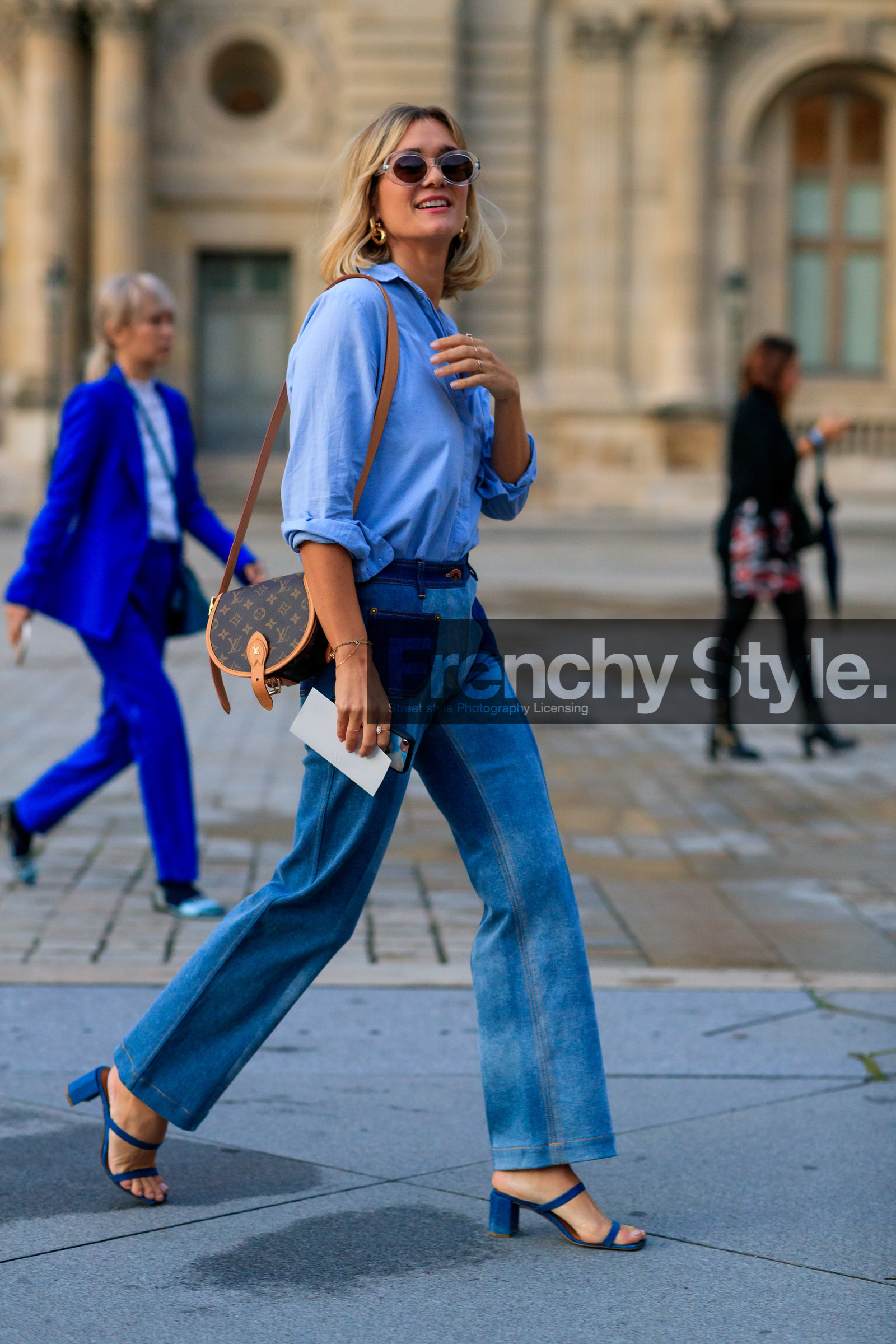 adenorah, denim, denim shirt, denim shoes, light blue jeans, light blue shirt, blue jeans, blue shoes, flare jeans, bicolor pants, multi straps sandals, multi straps slippers, kitten heels slippers, monogrammed bag, shoulder bag, brown leather bag, louis vuitton bag, louis vuitton pants, PARIS, PFW, SPRING SUMMER 2020, SS 20, fashion week, frenchystyle, FW, jonathan paciullo, street style, vertical, full length