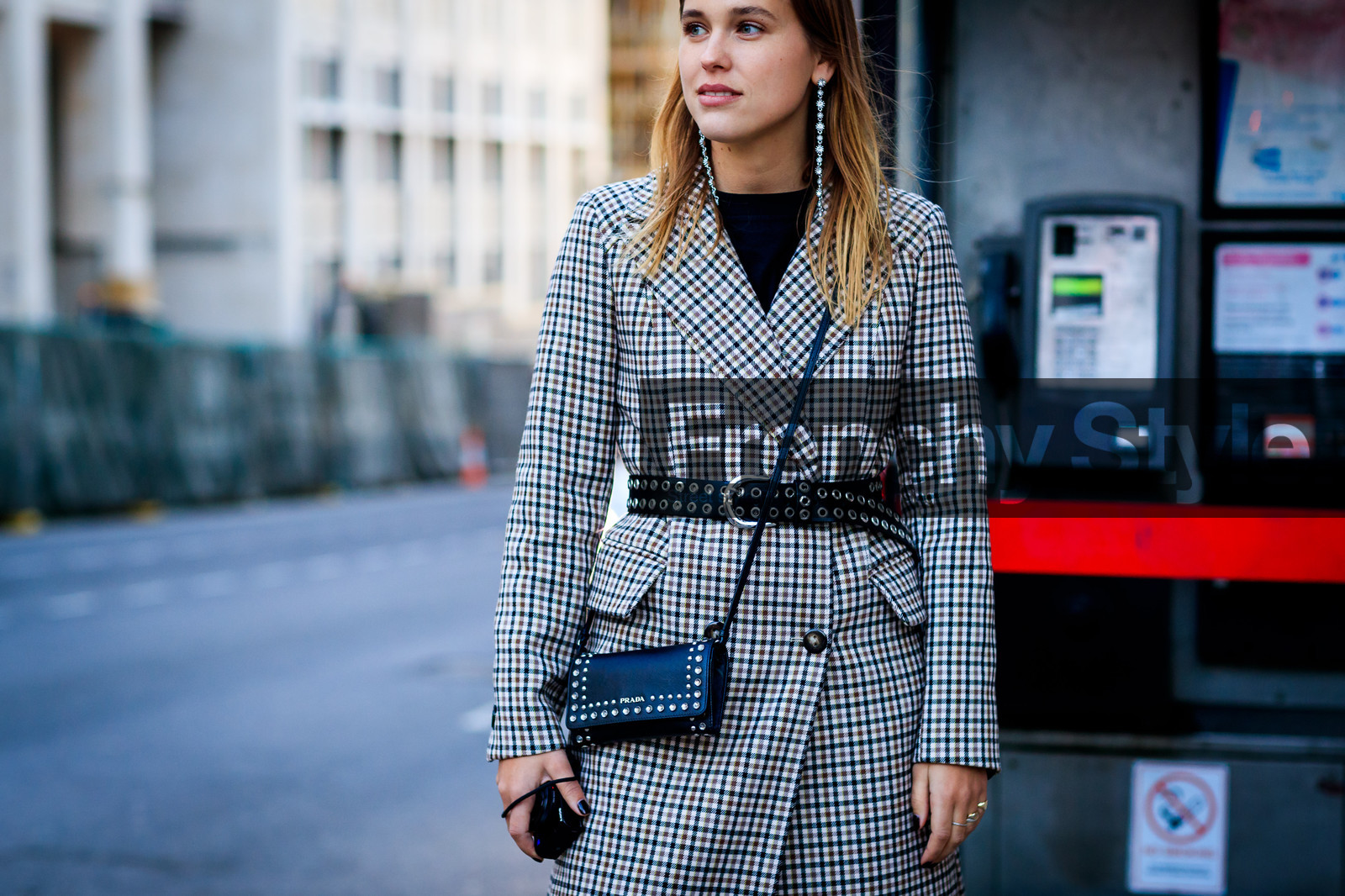 atmosphere details, AUTUMN WINTER 2017-2018, AW 17-18, beige coat, belted coat, black bag, black belt, checked coat, detail, earrings, FALL WINTER 2017-2018, fashion week, frenchystyle, FW, FW 17-18, horizontal, houndstooth pattern, houndstooth pett, jonathan paciullo, leather bag, leather belt, LFW, LONDON, plaid, prada, street style, studs