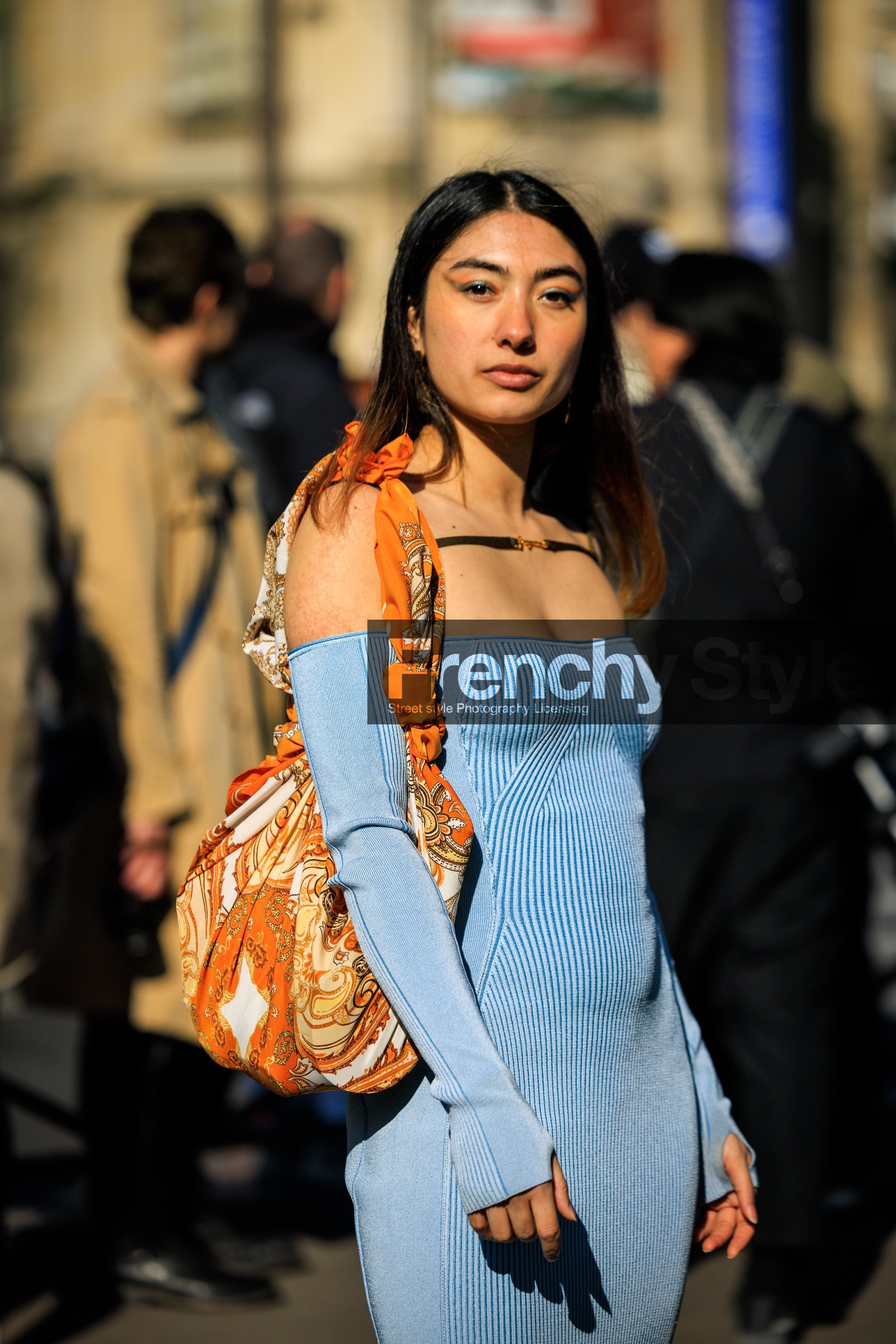 knitted dress, make up, light blue dress, knitwear, tote bag, multiprint bag, orange bag, FW 22-23, FALL WINTER 2022_2023, AUTUMN WINTER 2022-2023, fashion week, frenchystyle, FW, jonathan paciullo, street style, PFW, PARIS, vertical, detail