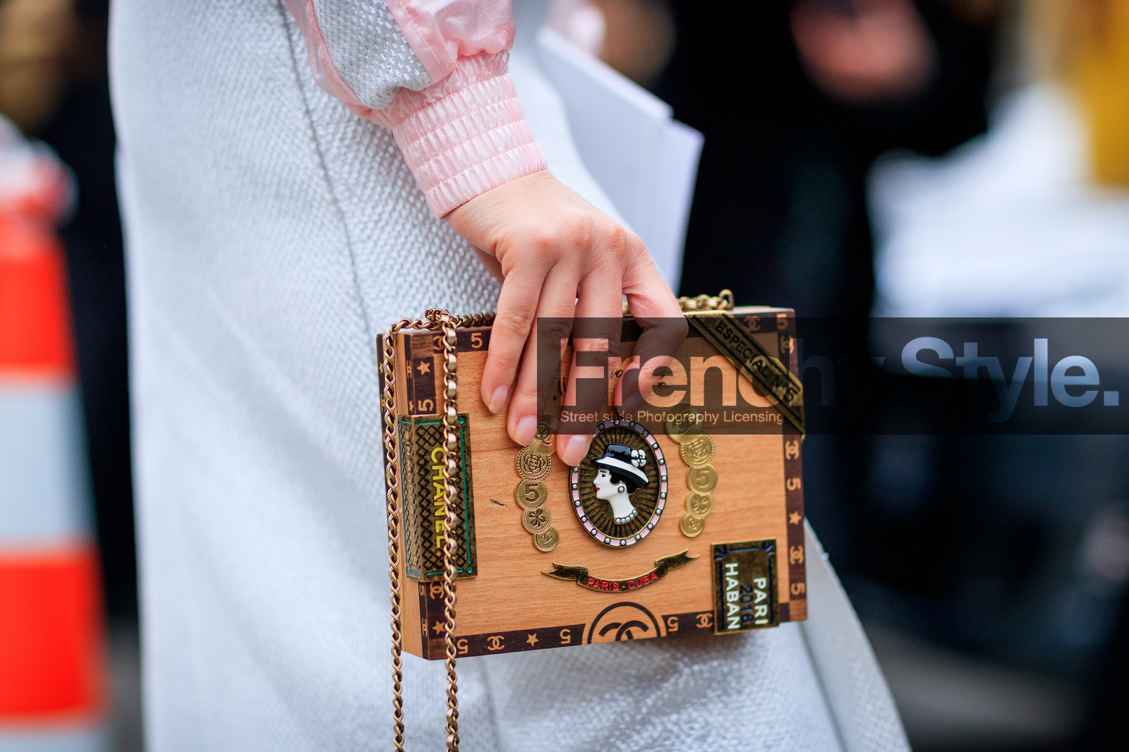 beige bag, chanel, graphic bag, leather bag, pink jacket, trousers, white pants, wood bag, fashion week, frenchystyle, FW, jonathan paciullo, street style, PFW, PARIS, SPRING SUMMER 2017, SS 17, HAUTE COUTURE, atmosphere details, detail, horizontal