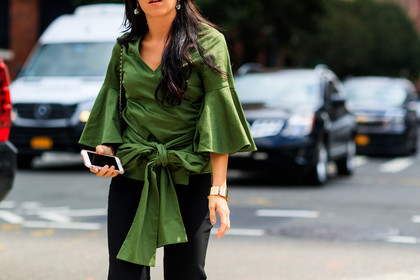 atmosphere details, black pants, detail, fashion week, frenchystyle, FW, golden jewelry, green top, horizontal, iphone, jonathan paciullo, NEW YORK, NYFW, SPRING SUMMER 2018, SS 18, street style, trousers