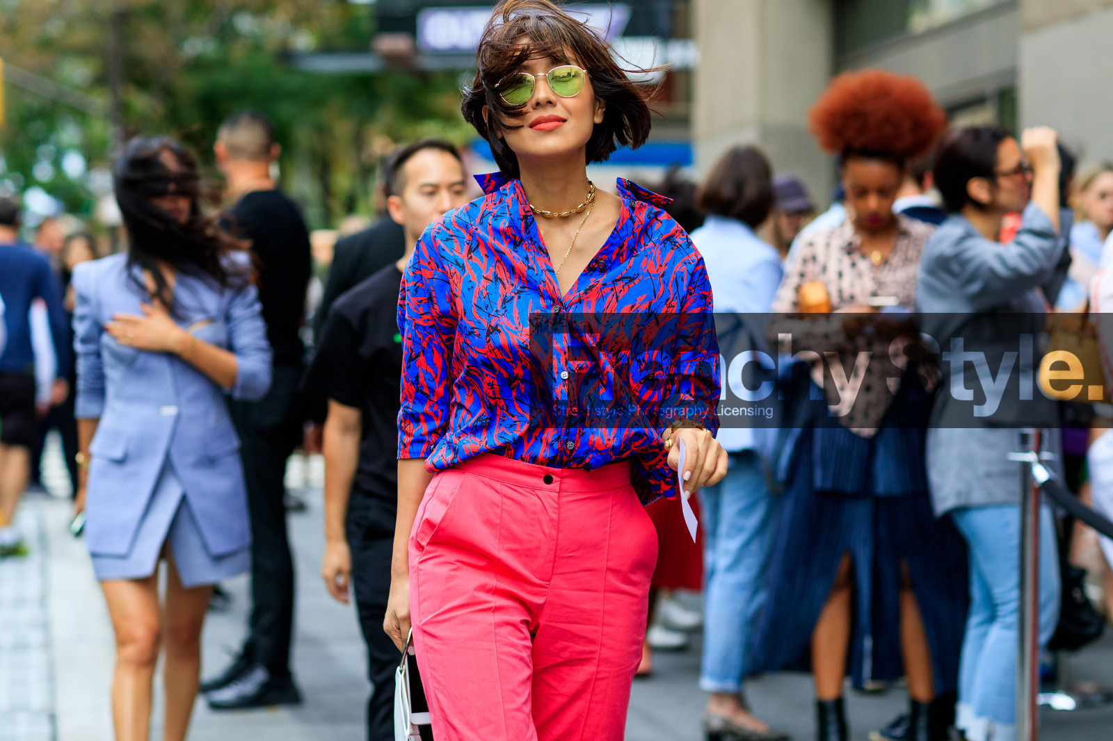 blue shirt, leather bag, liz yu, necklace, pink pants, printed shirt, sunglasses, trousers, street style, jonathan paciullo, FW, frenchystyle, fashion week, NYFW, NEW YORK, SPRING SUMMER 2019, SS 19, atmosphere details, horizontal, detail