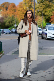 make up, make up details, light beige coat, camel pullover, turtleneck pullover, light grey pants, animal printed pants, animal skin pants, snake skin pants, white leather sneakers, nike shoes, cortez nike, black eyeliner, black eyeshadows, PARIS, PFW, fashion week, frenchystyle, FW, jonathan paciullo, street style, SPRING SUMMER 2021, SS 21, vertical, full length, model