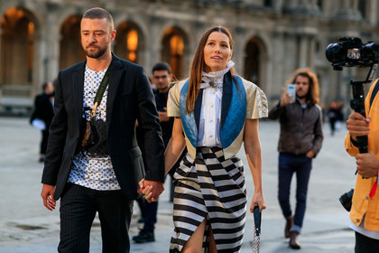 white top, monogrammed top, crossbody bag, monogrammed bag, brown leather bag, logo strap bag, green strap bag, white shirt, white skirt, white jacket, high collar shirt, ruffle shirt, ruffle collar shirt, short sleeves shirt, blue jacket, leather jacket, short sleeves jacket, satin skirt, beige leither jacket, striped skirt, black skirt, black and white skirt, split skirt, PARIS, PFW, SPRING SUMMER 2020, SS 20, fashion week, frenchystyle, FW, jonathan paciullo, street style, horizontal, atmosphere details, detail