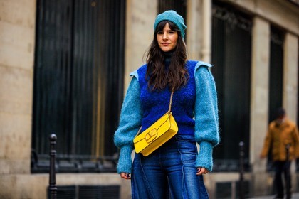blue beanie, valentino bag, yellow bag, corssbody bag, blue jumper, dual toned jumper, knitwear, fashion week, frenchystyle, FW, jonathan paciullo, street style, AUTUMN WINTER 2022-2023, FALL WINTER 2022_2023, FW 22-23, PFW, PARIS, horizontal, atmosphere details, detail