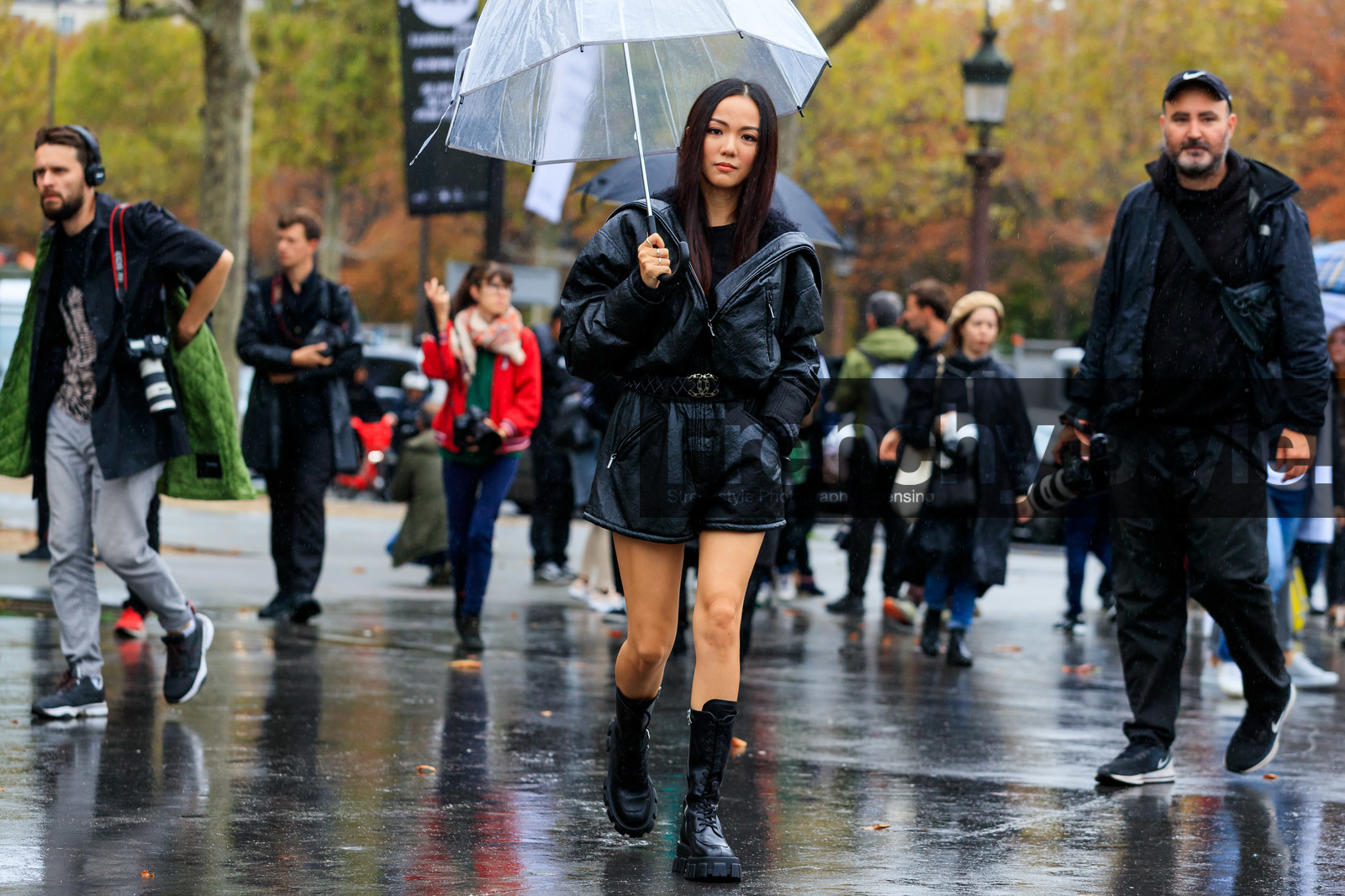yoyo cao, black leather jumpsuit, short jumpsuit, zipped jumpsuit, long sleeves jumpsuit, belted jumpsuit, black leather boots, laced boots, flat boots, big sole boots, prada boots, chanel belt, chanel jumpsuit, quilted belt, PARIS, PFW, SPRING SUMMER 2020, SS 20, fashion week, frenchystyle, FW, jonathan paciullo, street style, horizontal, atmosphere details, full length