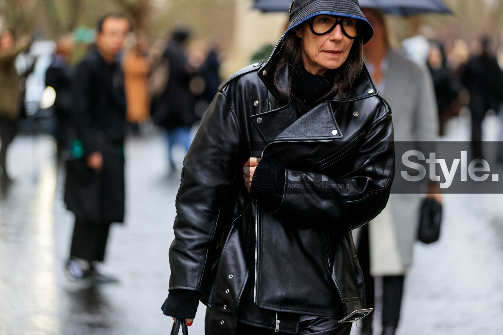 tristrzm, Véronique Tristram, black leather perfecto, black hat, prada bag, black glasses, aviator glasses, fashion week, frenchystyle, FW, jonathan paciullo, street style, LFW, LONDON, AUTUMN WINTER 2020-2021, FALL WINTER 2020-2021, FW 20-21, horizontal, atmosphere details, detail