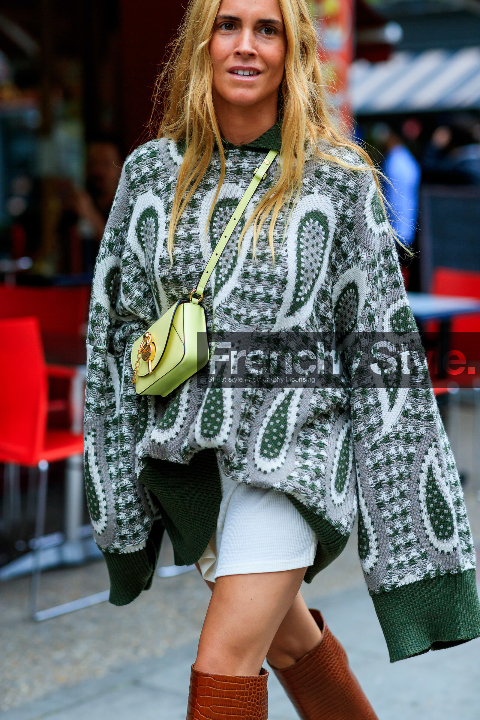 blanca miro scrimieri, jacquard pullover, kaki pullover, white pullover, oversize pullover, oversize sleeves, white shorts, crossbody bag, neon yellow bag, mini bag, yellow leather bag, j w anderson bag, fashion week, frenchystyle, FW, jonathan paciullo, street style, vertical, detail, atmosphere details