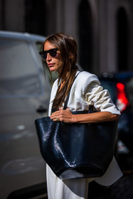 bag, black bag, Chloé Harrouche, choker, flare pants, fluid pants, jacket, leather bag, oversize bag, pants, rayban, sunglasses, white jacket, white pants, plateform boots, street style, jonathan paciullo, FW, frenchystyle, fashion week, PFW, PARIS, SPRING SUMMER 2022, SS 22, vertical, atmosphere details