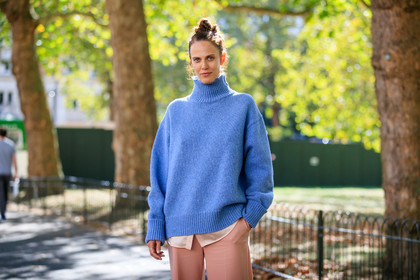 model, aymeline valade, light blue pullover, turtleneck pullover, loose pullover, light pink pants, loose pants, bun, hair details, fashion week, frenchystyle, FW, jonathan paciullo, street style, atmosphere details, horizontal, detail