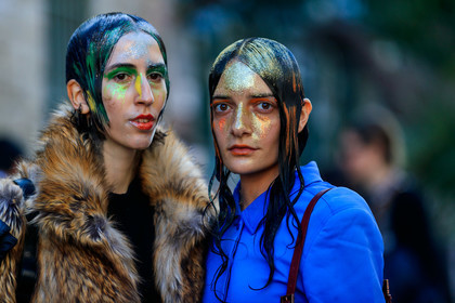 model, glitter face, glitter hair, make up, make up details, hair details, strassed make up, blue jacket, beige coat, fur coat, orange eyeshadow, green eyeliner, green eyeshadows, fashion week, frenchystyle, FW, jonathan paciullo, street style, MFW, MILAN, AUTUMN WINTER 2020-2021, FALL WINTER 2020-2021, FW 20-21, horizontal, atmosphere details, detail