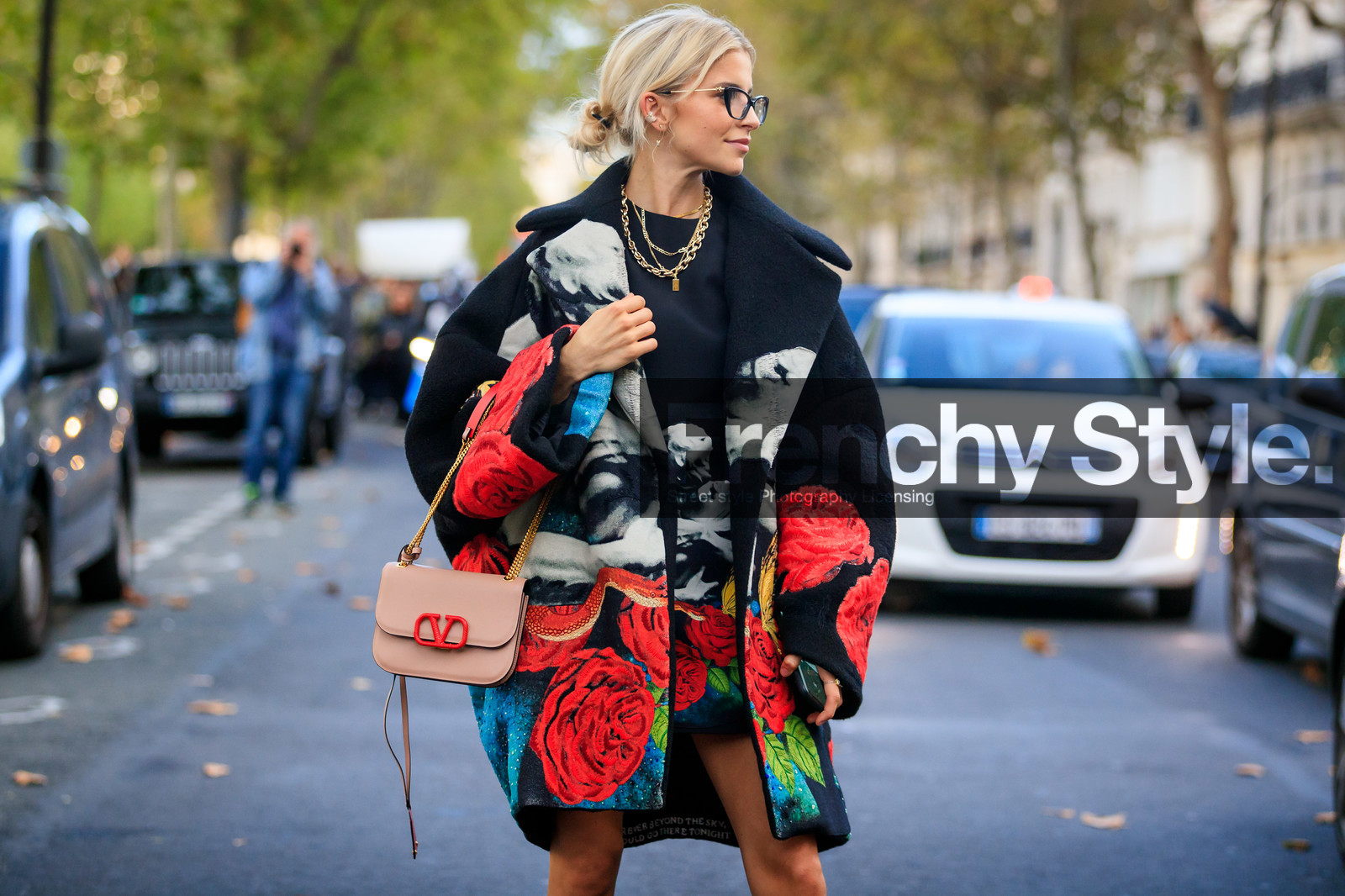 caro daur, valentino bag, valentino coat, valentino dress, black coat, black dress, black glasses, floral embroidered coat, floral embroidered dress, floral printed coat, floral printed dress, red coat, red dress, grey coat, grey dress, mini dress, golden necklace, big chain necklace, multi necklace, light pink leather bag, PARIS, PFW, SPRING SUMMER 2020, SS 20, fashion week, frenchystyle, FW, jonathan paciullo, street style, horizontal, atmosphere details, detail