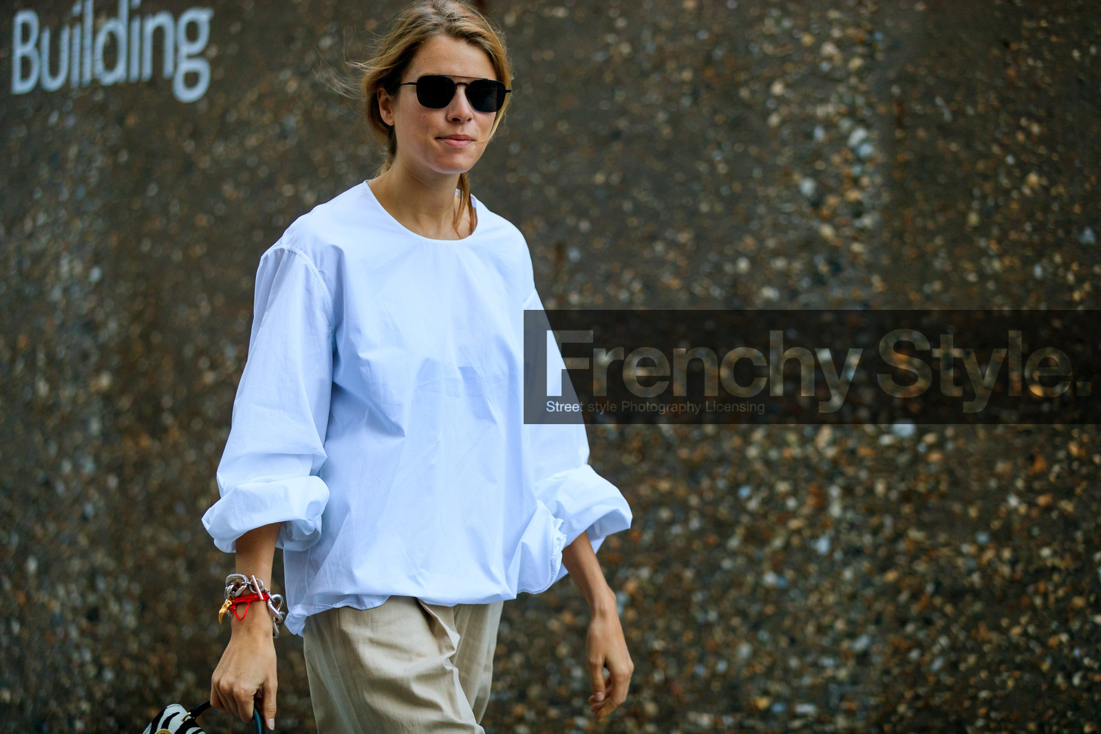 monica ainley, black sunglasses, aviator sunglasses, white blouse, hermes bracelet, silvered chain bracelet, lucky charm bracelet, fashion week, frenchystyle, FW, jonathan paciullo, street style, atmosphere details, horizontal, detail