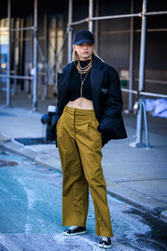 kaki pants, low waist pants, flared pants, black cap, black cropped top, golden chain earring, overlayed necklaces, black blazer, prada blazer, black sneakers, margiela sneakers, maison margiela shoes, tabi sneakers, sporty look, golden chain necklaces, black puffy blazer, low rise pants, fashion week, frenchystyle, FW, jonathan paciullo, street style, NYFW, NEW YORK, AUTUMN WINTER 2022-2023, FALL WINTER 2022_2023, FW 22-23, vertical, full length