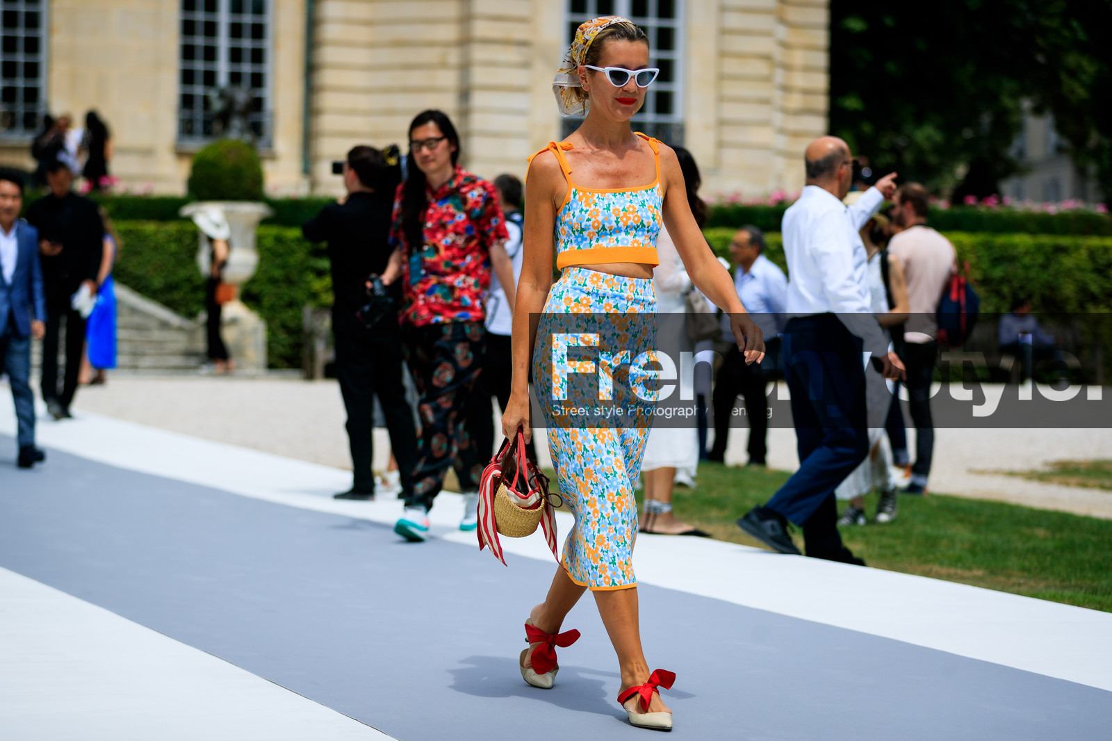 basket, beige shoes, blue skirt, blue top, floral, flowers, graphic bag, graphic dress, graphic skirt, graphic top, headscarf, high heels, leather bag, leather shoes, printed bag, printed dress, printed skirt, printed top, red lips, stripes, sunglasses, turquoise, fashion week, frenchystyle, FW, jonathan paciullo, street style, PFW, PARIS, horizontal, atmosphere details, full length, AUTUMN WINTER 2018-2019, FALL WINTER 2018-2019, FW 18-19, natalie joos