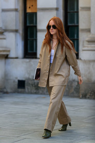 Libby Jane Page, beige total look, mix and match look, beige shirt, beige pants, aviator sunglasses, metalic frame sunglasses, green leather boots, squared toed shoes, loose pants, loose shirt, chain necklace, golden necklace, multi necklace, high heels boots, chocker, fashion week, frenchystyle, FW, jonathan paciullo, street style, vertical, full length