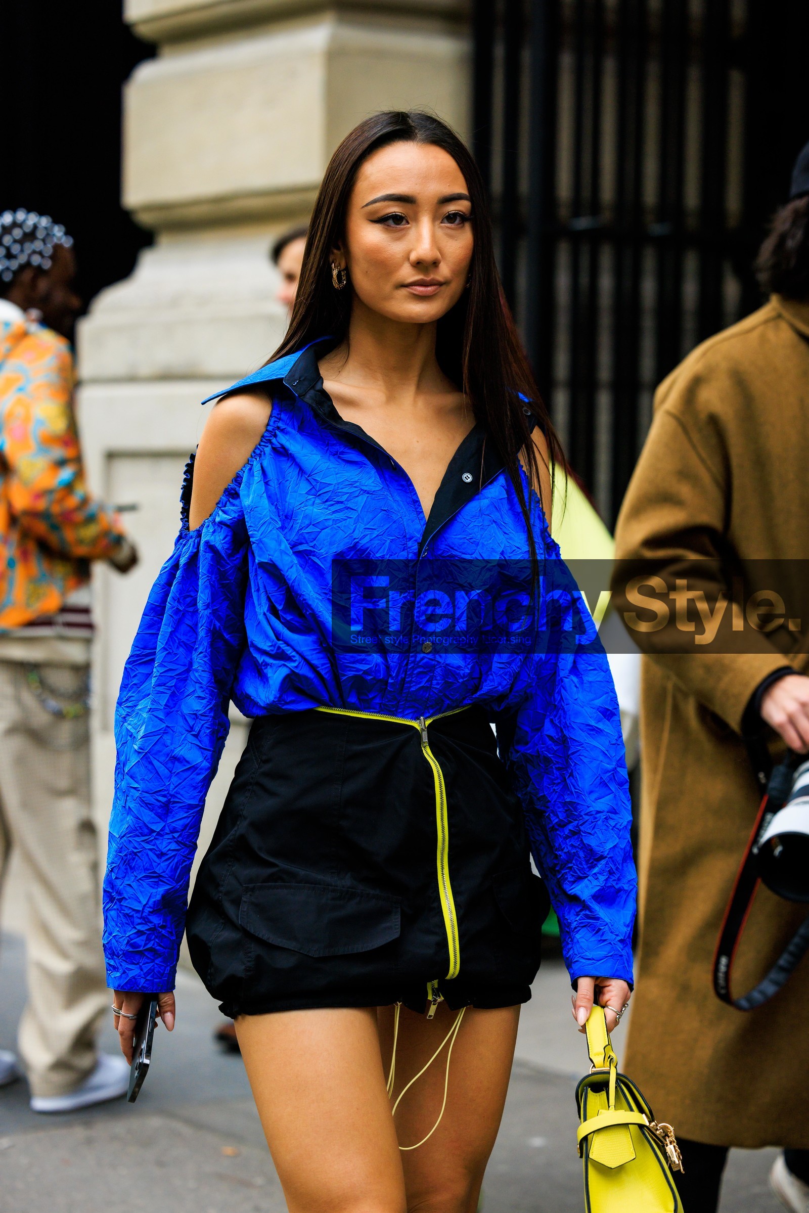 blue shirt, black shorts, yellow handbag, loop earrings, fashion week, frenchystyle, FW, jonathan paciullo, street style, AUTUMN WINTER 2022-2023, FALL WINTER 2022_2023, FW 22-23, PFW, PARIS, vertical, detail