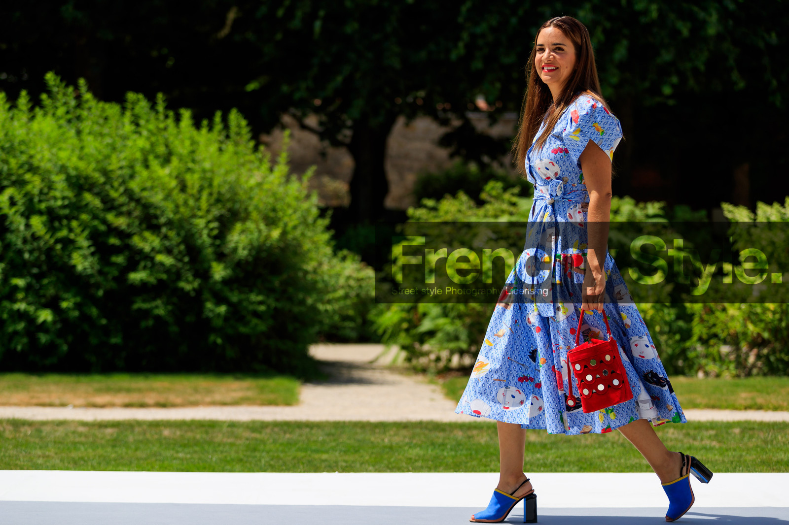 blue dress, blue shoes, graphic bag, graphic dress, high heels, leather bag, leather shoes, printed bag, printed dress, red bag, fashion week, frenchystyle, FW, jonathan paciullo, street style, PFW, PARIS, horizontal, atmosphere details, full length, AUTUMN WINTER 2018-2019, FALL WINTER 2018-2019, FW 18-19, laure heriard dubreuil