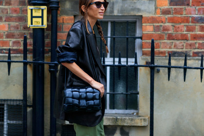 chloe loulou de saison, black leather jacket, black leather bag, plaited bag, shoulder bag, bottega veneta bag, butterfly sunglasses, black sunglasses, fashion week, frenchystyle, FW, jonathan paciullo, street style, atmosphere details, horizontal, detail