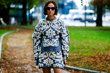 knit skirt, knitwear, mini skirt, blue skirt, blue pullover, floral embroidered skirt, floral embroidered pullover, white skirt, white pullover, oversize shoulder, blue sunglasses, bottega veneta sunglasses, velvet skirt, velvet bag, big chain necklace, golden necklace, erika boldrin, street style, jonathan paciullo, FW, frenchystyle, fashion week, MFW, MILAN, SPRING SUMMER 2021, SS 21, horizontal, atmosphere details, detail