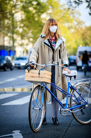 light beige trench coat, light beige parka, silvered trenchcoat, silvered parka, floral printed blouse, lavalliere collar, multicolor blouse, vichy printed pants, paco rabanne jacket, paco rabanne look, paco rabanne blouse, paco rabanne pants, paco rabanne parka, paco rabanne boots, cowboy boots, black leather boots, covid face mask, PARIS, PFW, fashion week, frenchystyle, FW, jonathan paciullo, street style, SPRING SUMMER 2021, SS 21, vertical, full length