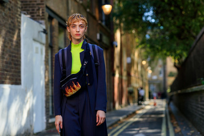 model, neon top, navy suits, white eyeliner, waist bag, striped jacket, navy blue jacket, long jacket, fire printed bag, fashion week, frenchystyle, FW, jonathan paciullo, street style, atmosphere details, horizontal, detail