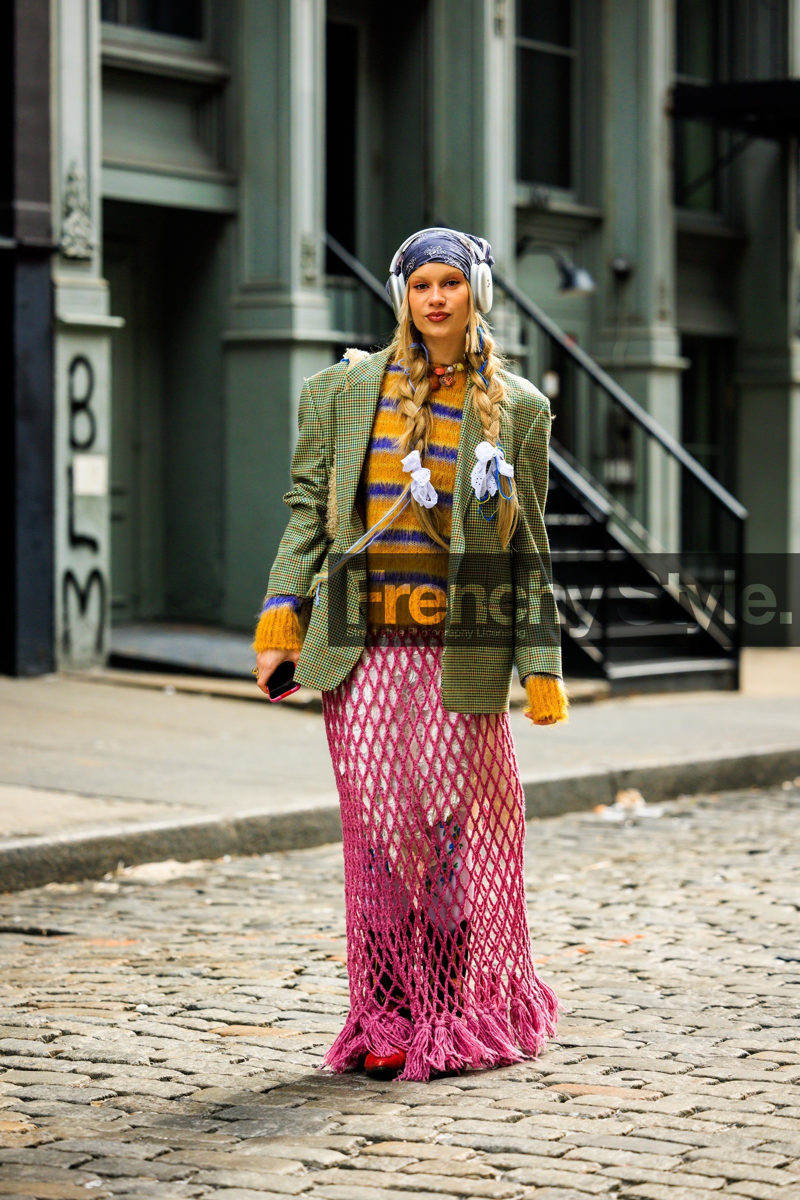 fishnet skirt, pink long, skirt, dark green blazer, plaid blazer, knitted jumper, stripes jumper, multicolor jumper, pigy tails, white hair bows, blue bandana, hair bandana, headphones, red bottines, stones necklace, mutlticolor necklace, lindsay vrckovnik, street style, jonathan paciullo, FW, frenchystyle, fashion week, NYFW, NEW YORK, AUTUMN WINTER 2022-2023, FALL WINTER 2022_2023, FW 22-23, vertical, full length