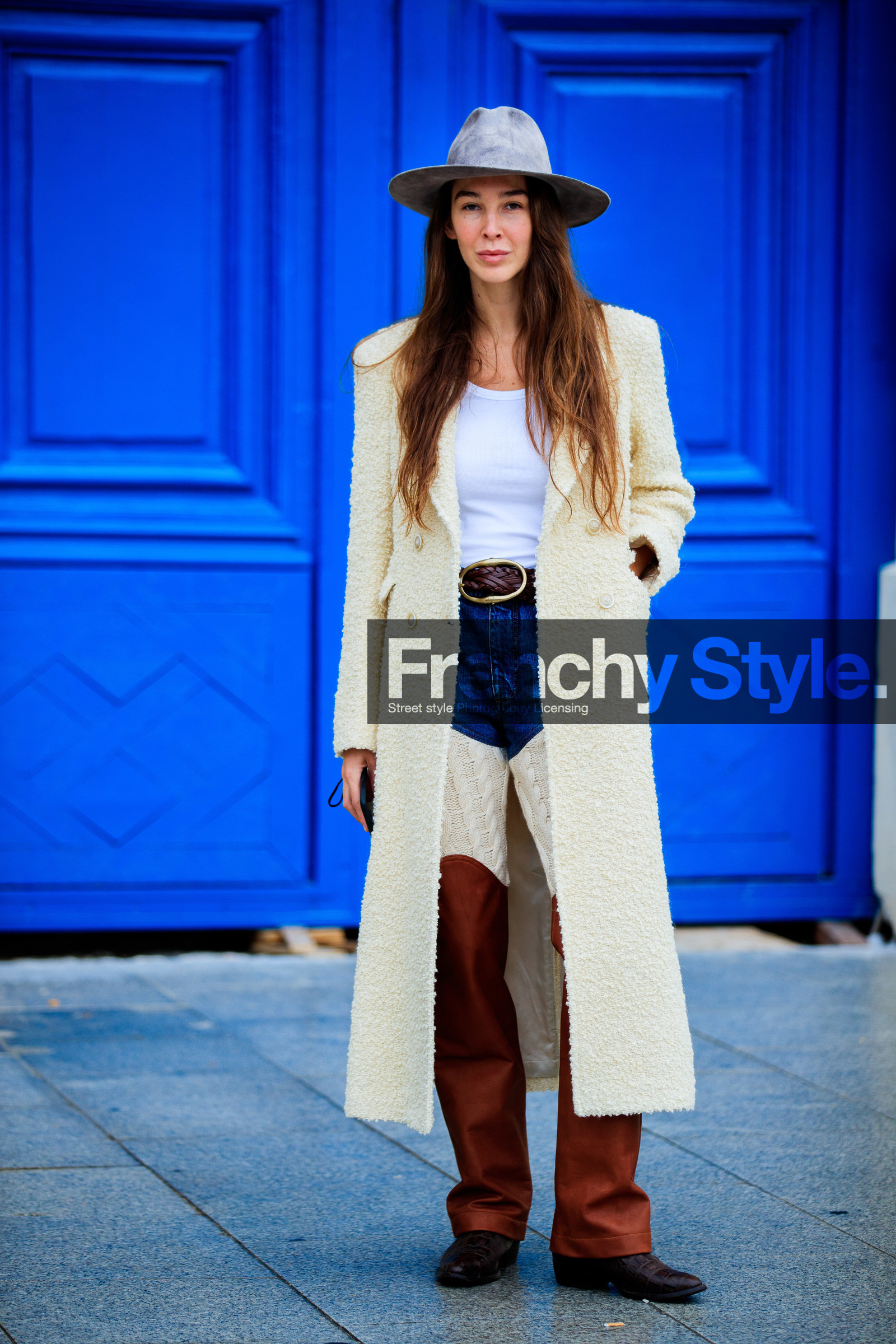 estelle pigault, white coat, long coat, denim, knit pants, knitwear, camel leather pants, flare pants, cowboy look, grey hat, fur coat, brown leather belt, brown leather boots, plaited belt, animal skin boots, fashion week, frenchystyle, FW, jonathan paciullo, street style, PFW, PARIS, SPRING SUMMER 2021, SS 21, vertical, full length