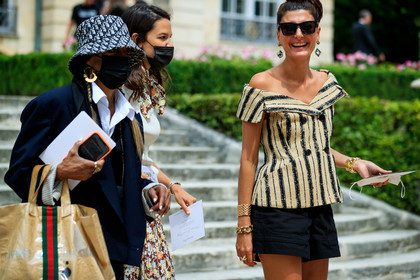 half soulder top, striped top, beige top, black top, sleeveless top, black shorts, mini shorts, dangling earrings, strassed earrings, diamond earrings, dior top, golden bracelet, big chain bracelet, big bracelet, big bangle, giovanna battaglia, fashion week, frenchystyle, FW, jonathan paciullo, street style, PFW, PARIS, AUTUMN WINTER 2021-2022, FALL WINTER 2021-2022, FW 21-22, atmosphere details, horizontal, detail