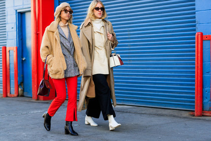 beige coat, beige hat, beige jacket, black bag, black boots, black pants, black shoes, checked, grey jacket, high heels, leather bag, leather shoes, plaid, red pants, shearling, sunglasses, tartan, trench coat, trousers, white bag, white boots, white jacket, street style, jonathan paciullo, FW, frenchystyle, fashion week, NYFW, NEW YORK, AUTUMN WINTER 2018-2019, AW 18-19, FALL WINTER 2018-2019, FW 18-19, atmosphere details, horizontal, full length