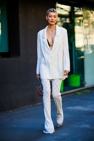 total white look, knitwear, knitted pants, knitted blazer, stripes bag, white and black bag, printed bag, transparent necklace, amalie gassmann, fashion week, frenchystyle, FW, jonathan paciullo, street style, vertical, full length