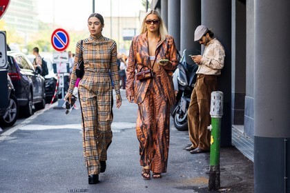 blazer, Caroline Ebo, jacquemus bag, leather bag, leather blazer, leather pants, orange blazer, orange pants, printed blazer, printed pants, red bag, suit, sunglasses, bra, knitted bra, white bra, cut out, sandals, brown sandals, leather sandals, print, color, black bag, black boots, burberry look, check, checked pants, checked top, croc bag, fluid pants, leather bag, leather boots, plateform, print, printed pants, printed top, sunglasses, zipped top, beige top, beige pants, stripes, fashion week, frenchystyle, FW, jonathan paciullo, street style, SPRING SUMMER 2022, SS 22, MFW, MILAN, atmosphere details, horizontal, full length